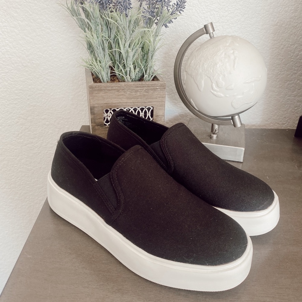Steve Madden Black Platform Slip On’s